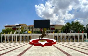 At Üstünde Atatürk Heykel ve Türk Büyükleri Büstü