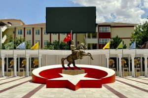 At Üstünde Atatürk Heykel ve Türk Büyükleri Büstü 