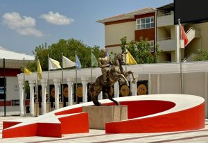 At Üstünde Atatürk Heykeli ve Türk Büyükleri Büstü