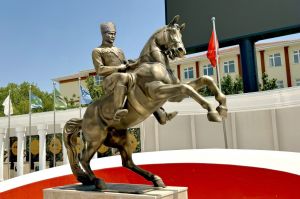 At Üstünde Atatürk Heykel ve Türk Büyükleri Büstle