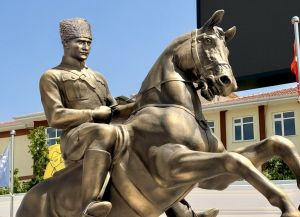 At Üstünde Atatürk Heykeli ve Türk Büyükleri Büstl