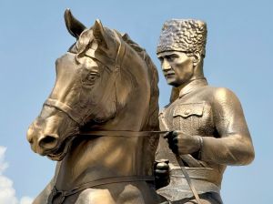 At Üstünde Atatürk Heykeli