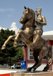 At Üstünde Atatürk Heykeli Yapımı