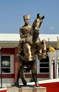 At Üstünde Kalpaklı Atatürk Heykel Üretimi