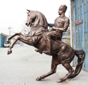At Üstünde Atatürk Heykeli 350 cm