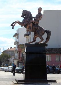 At Üstünde Atatürk Heykeli 350 cm
